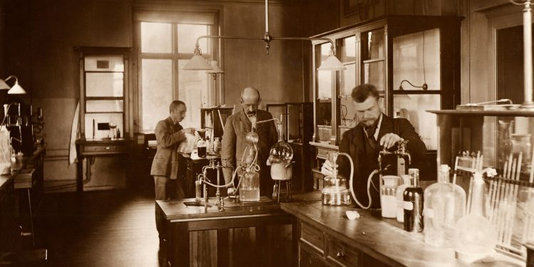 carlsberg-heritage-the_nordic_pasteur_1920x960 עובדים במעבדת בירה